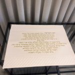 כיסוי חלה לבן-יום השישי (כיתוב זהב)